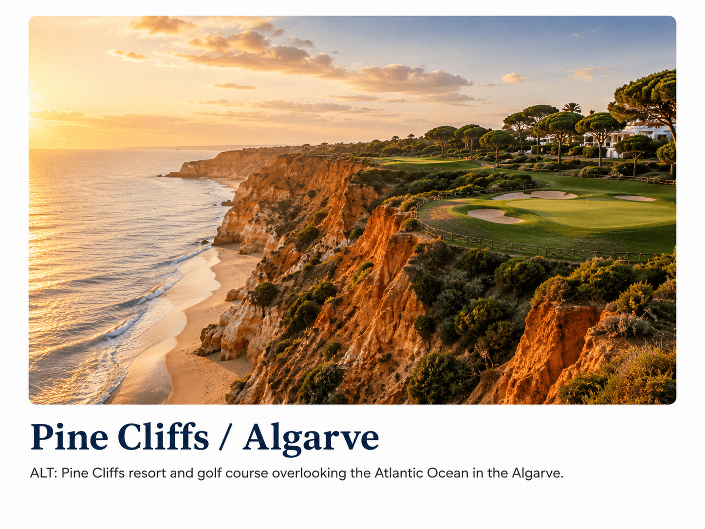 Costa e campo de golfe de Pine Cliffs sobre o Atlântico, no Algarve, Portugal.