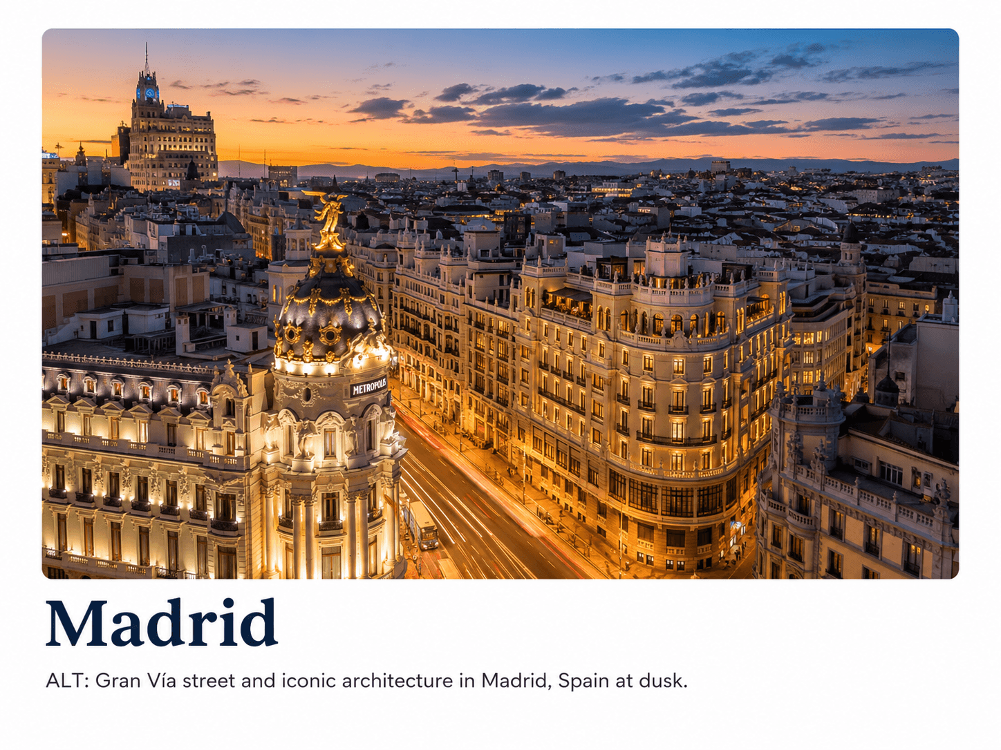 Gran Vía e arquitetura histórica de Madrid ao anoitecer, Espanha.