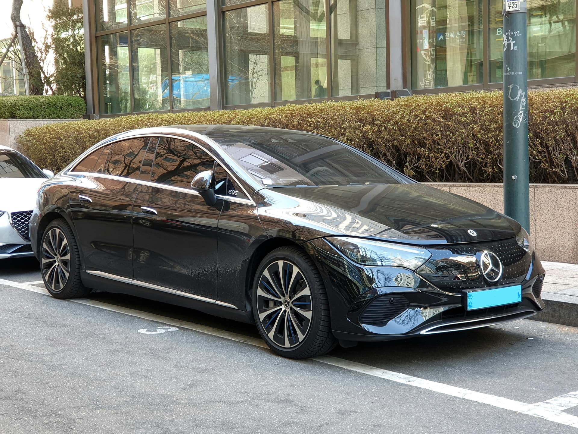 Mercedes-Benz EQE — black
